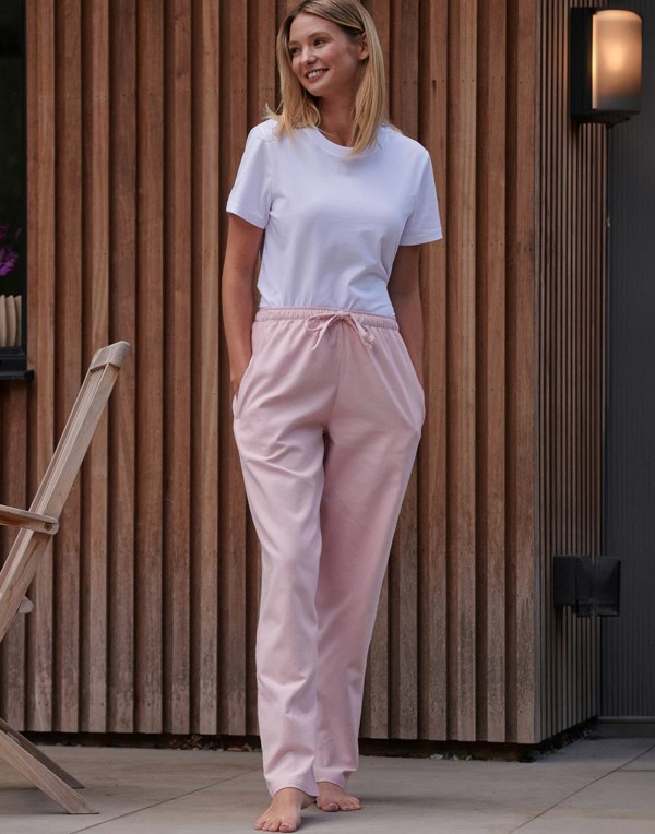 W_PJ_Trousers_Powder_Pink_Herringbone_Medium_Fit_Tee_White_1_1.mp4