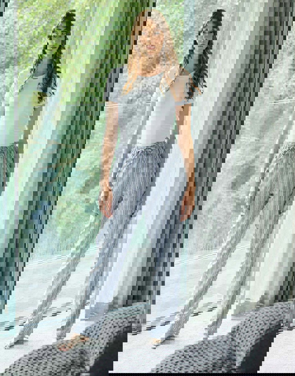 W_PJ_Trousers_Westwood_Pebble_Stripe_White_Tee_1-1.mp4