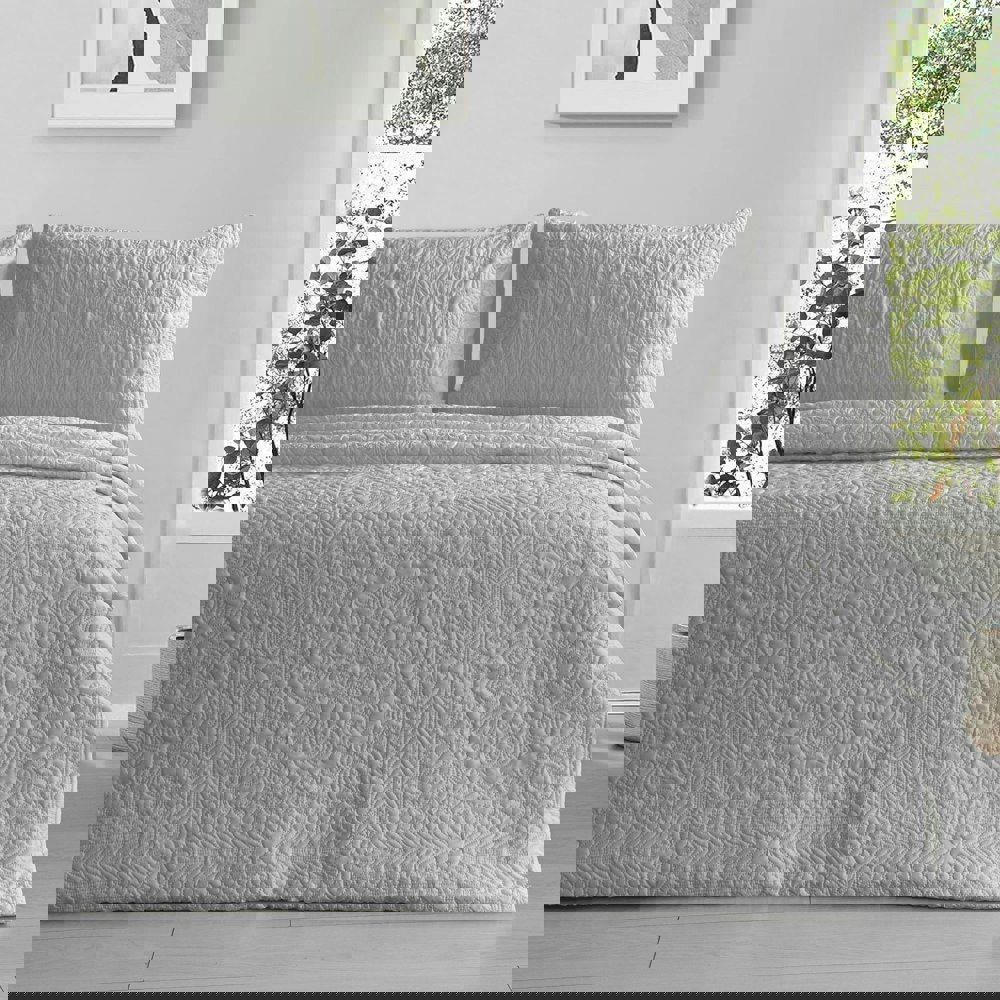 Intimates Winchester Pinsonic Quilted Luxury Bedspread Set