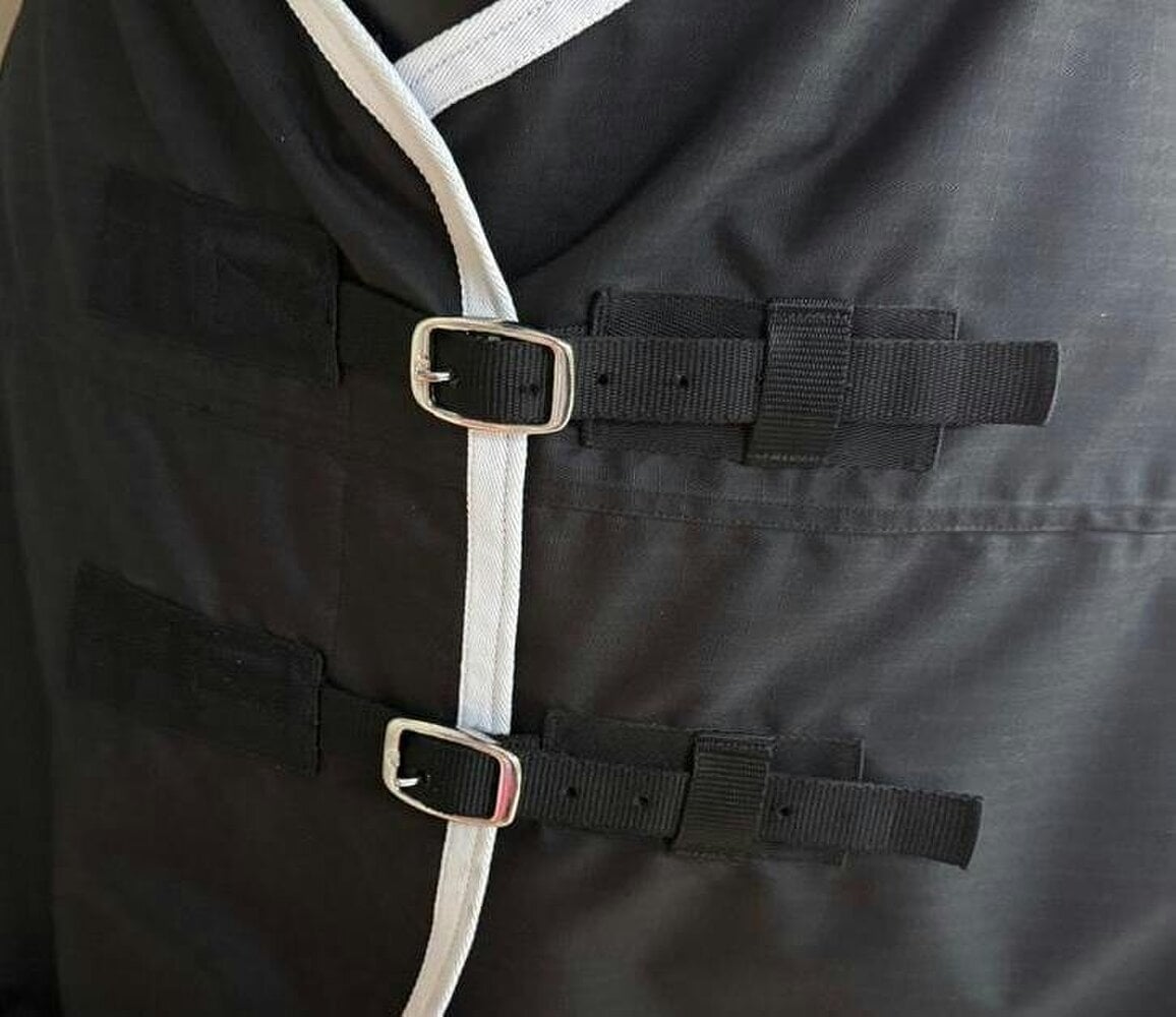 eQuitack 600D Outdoor Winter Lightweight Waterproof Horse Turnout Rug 0g No Fill Regular Neck Nylon Lined Double Buckle Black/White