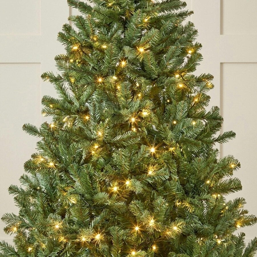 Garden Greatness 4ft Pre Lit Woodcote Spruce Garland Display