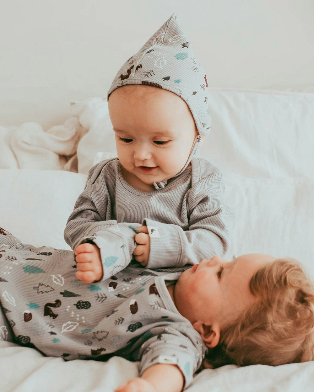 Baby wearing unisex organic cotton baby bonnet