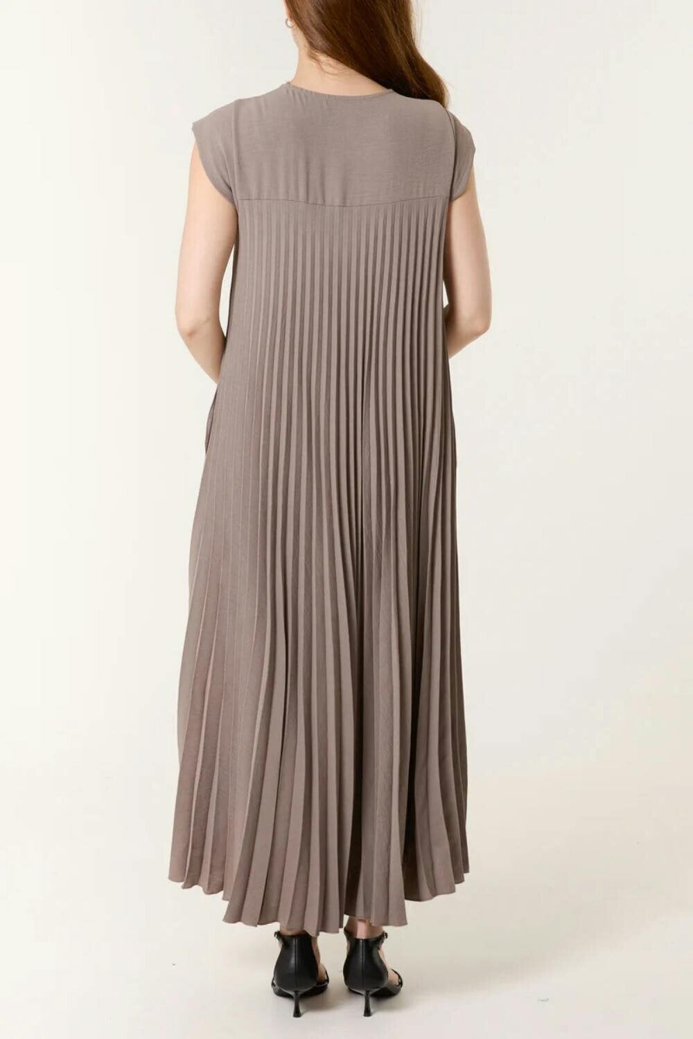 Hoxton Gal Oversized Cap Sleeve Pleated Maxi Dress in Mocha