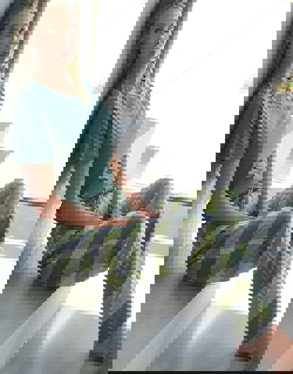 W_PJ_Trousers_Shetland_Medium_Fit_Tee_Thyme_1_1.mp4