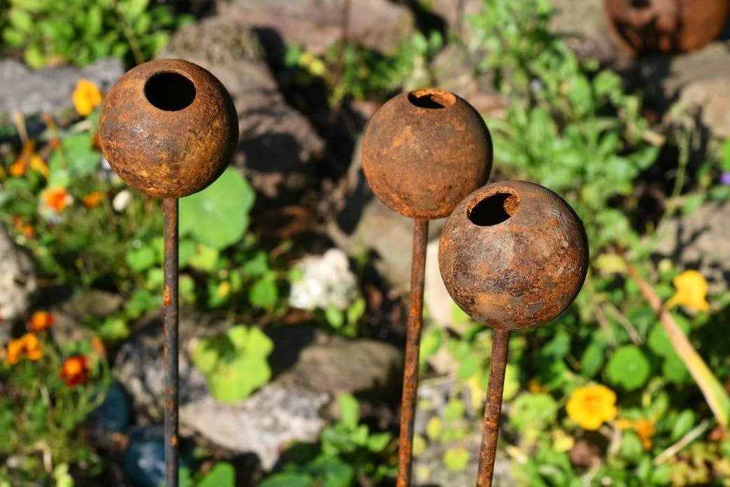 Savage Works Rusty Garden Decor | Rustic Garden Art Ball Stake | Metal Garden Ornament