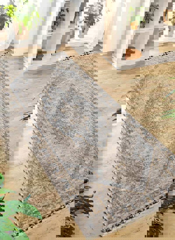 Traditional Medallion Vintage Rug with Cotton Fringe