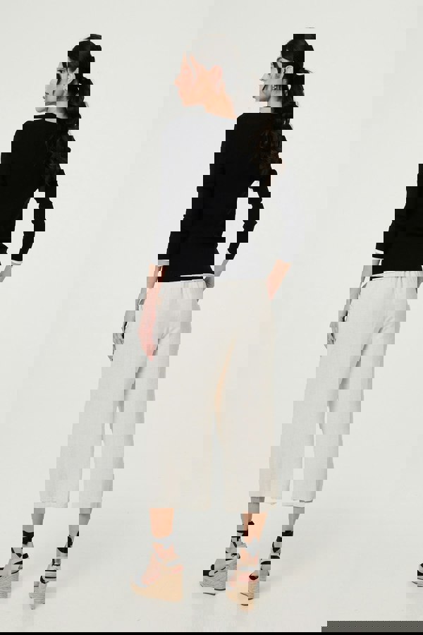 Black | Contrast Trim V-Neck Knit Top
