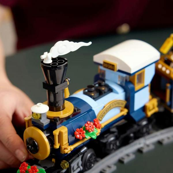 LEGO LEGO LEGO Icons Holiday Express Train (10361)