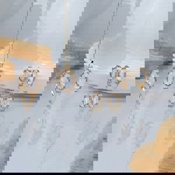 Gemondo Classic Oval Rainbow Moonstone Ring in 9ct Yellow Gold