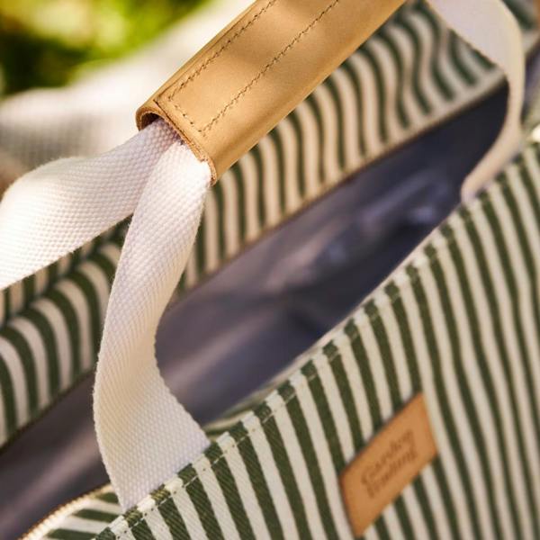 Close-up of the reinforced carry handle and zip fastening.
