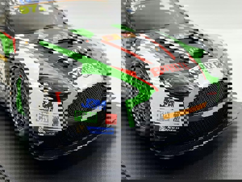 aston martin vantage v12  bathurst 12 hr endurance race 2015 1:18 autoart 81506