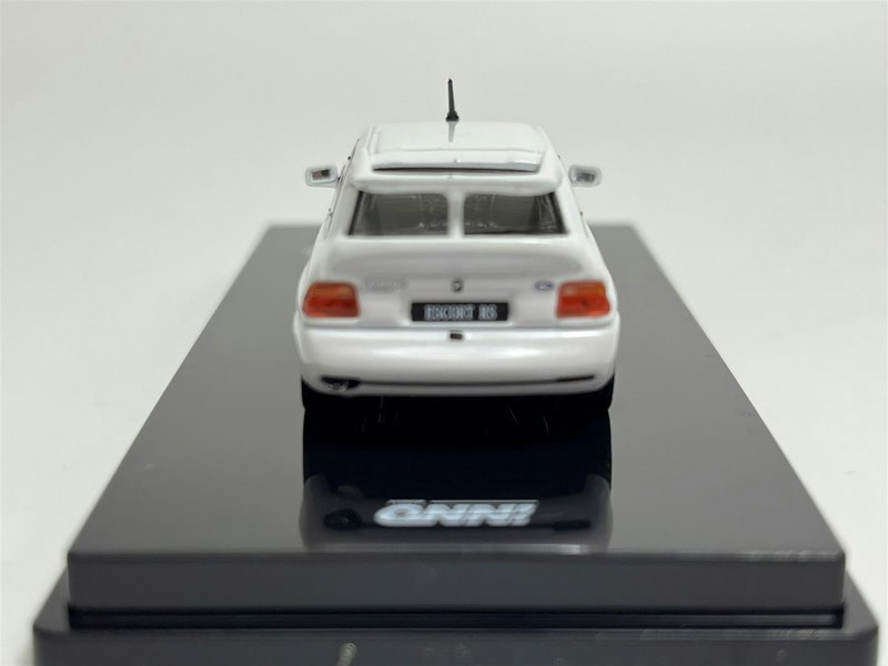 Inno 64 Ford Escort RS Cosworth White RHD With OZ Rally Racing Wheels 1:64 Inno IN64FERSWHIRHDOZ