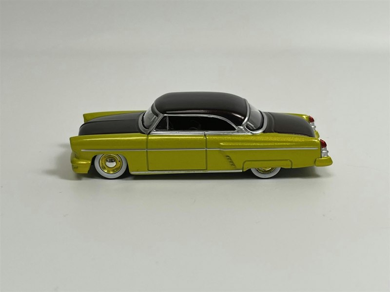 Mini GT Lincoln Capri Hot Rod 1954 Lime Yellow LHD 1:64 Scale MGT00794L