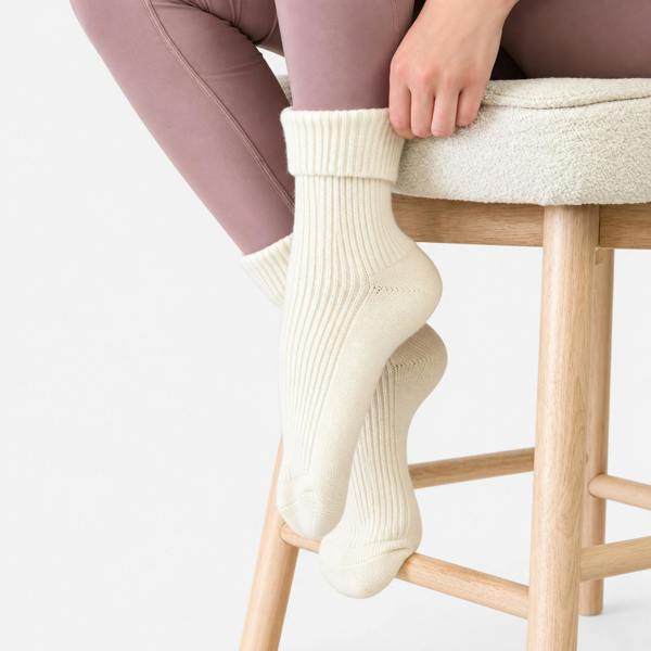 Totes TOASTIES 1PP CASHMERE TURN OVER TOP SOCKS Socks   in  Cream