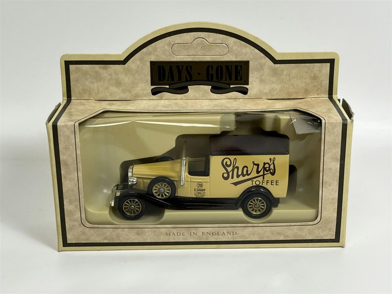 MCSlots Packard Town Van Sharps Toffee Days Gone Lledo 22011D B3
