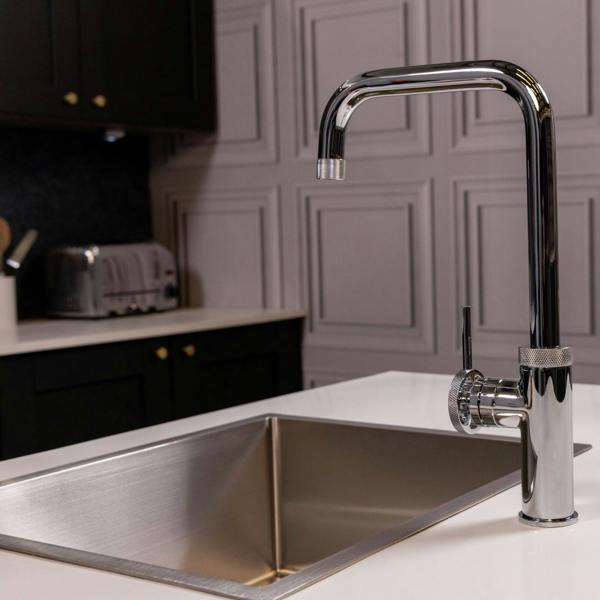 Flode Hjul  | Single Lever Industrial Style Kitchen Tap | Swan Neck Design | Chrome
