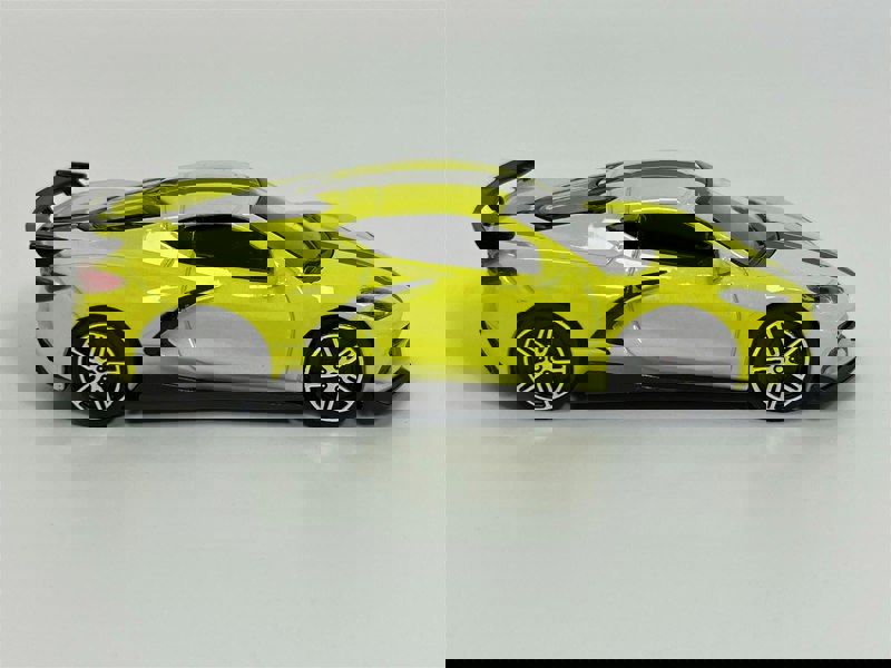 Burago 2020 Chevrolet Corvette Stingray Coupe Yellow Black Stripes 1:43 Scale - 183000
