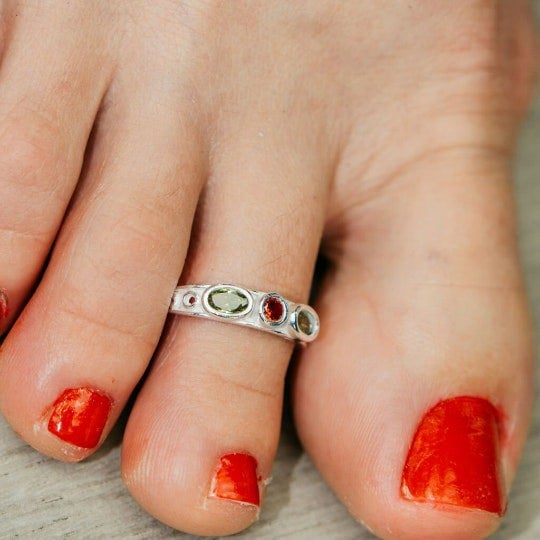 The Colourful Aura 925 Silver Green Red Oval Stone Bohemian Foot Midi Toe Ring