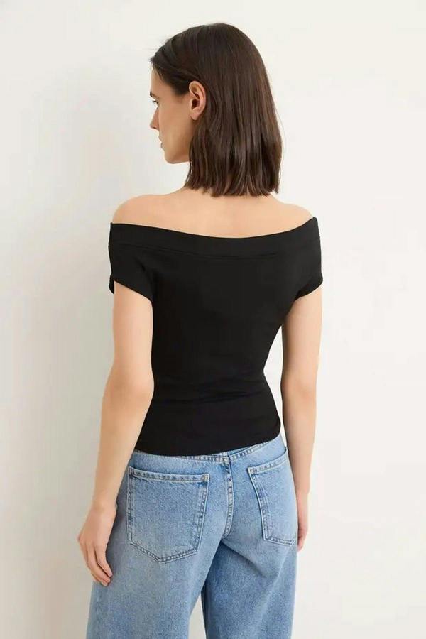 Fitted Carmen Neckline Sleeveless Knit Blouse