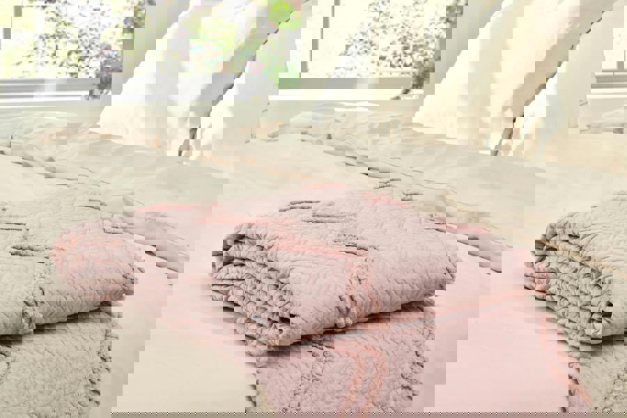 Smart Living Luxurious Zig-Zag Polyester Bedspread - Blush Pink