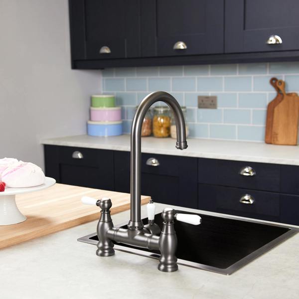 Flode klas | Traditional Bridge Style 3 in 1 Instant Boiling Tap | White Ceramic Levers | Gun Metal Finish