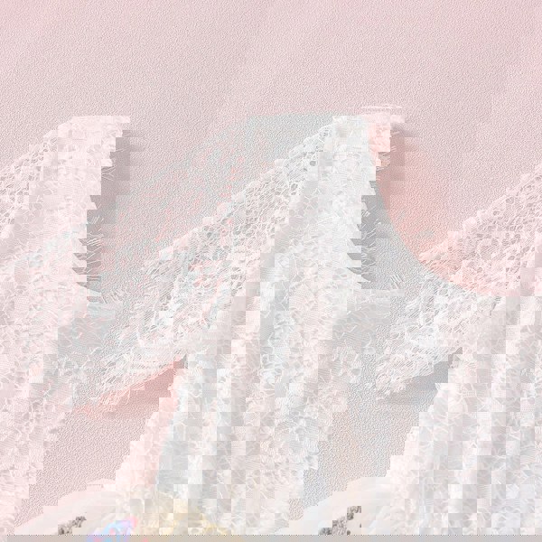 Lace pattern and close up sleeve