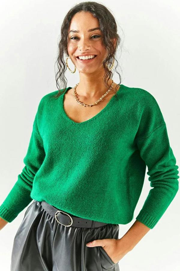 Hoxton Gal V-Neck Soft-Texture Knit Sweater