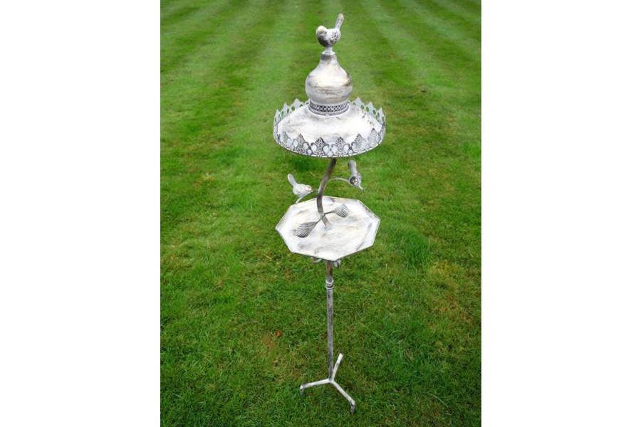 Fascinating Dedicated Metal bird feeder