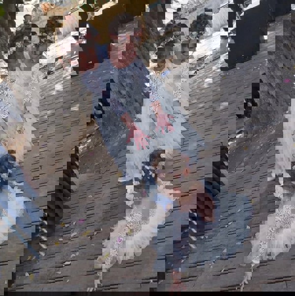 Flower girls holding their hands out