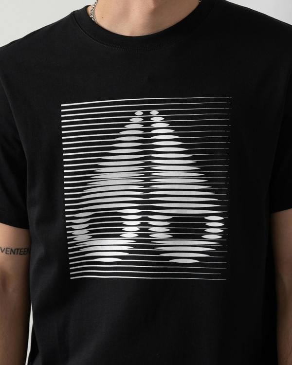 detail shot of a model wearing a Moose Knuckles Raydaze Mens T-Shirt in Black 292