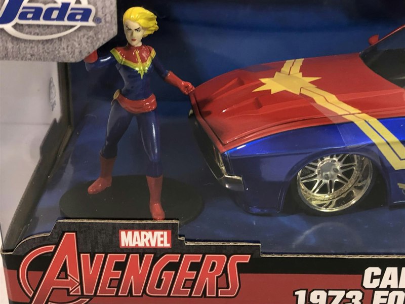 captain marvel 1973 ford mustang with figure 1:24 scale jada 31193