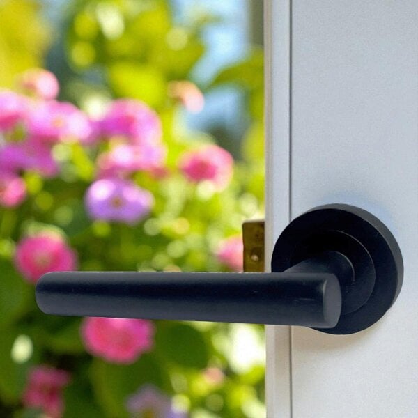 EDH Door Hardware Matt Black T Bar Door Handles on Round Rose – Straight Lever Handle 6 Pairs
