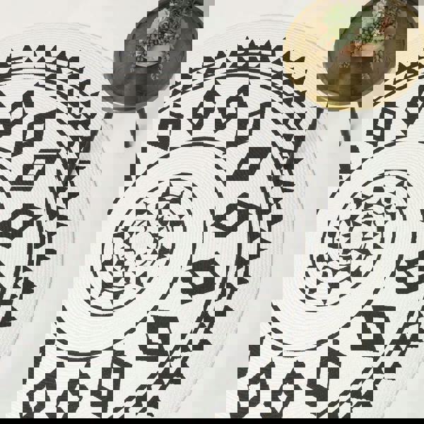 HOMESCAPES Lia White & Black Mandala Handoven Cotton Rug