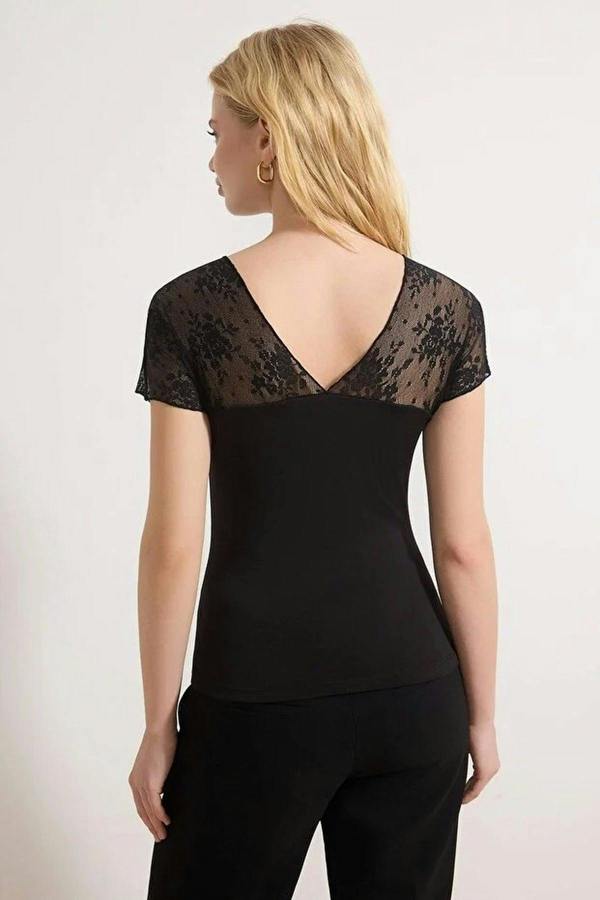 WOVCOR Fitted V-neck Lace Detail Stretch Knit Blouse