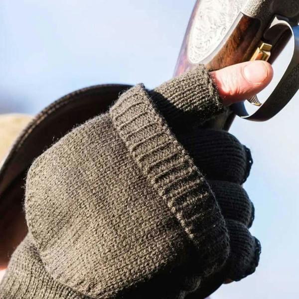 Man holding shotgun wearing jack pyke thinsulate shooting mittens