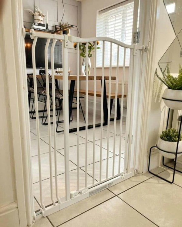 Bettacare Extra Tall Curved Top Dog Gate, 71cm - 80cm, Matt White, Extra Tall 100cm in Height, Pressure Fit Pet Gate