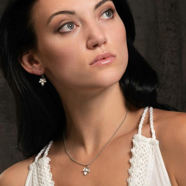 Dainty Leaf Pearl Pendant Necklace for Women - namana.london