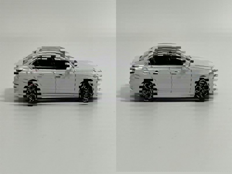 Mini GT BMW i7 xDrive60 Mineral White RHD 1:64 Mini GT MGT00819R