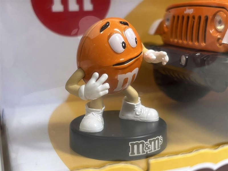 Jada M&Ms Orange Figure and 2007 Jeep Wrangler 1:24 Scale Jada 253255068 34401