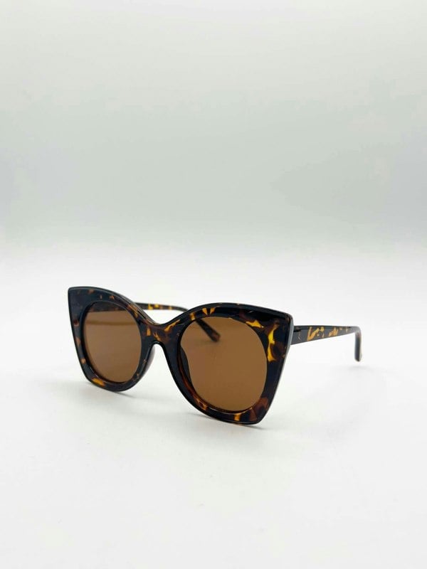 SVNX Oversized Round Cat-Eye Sunglasses in Tortoiseshell