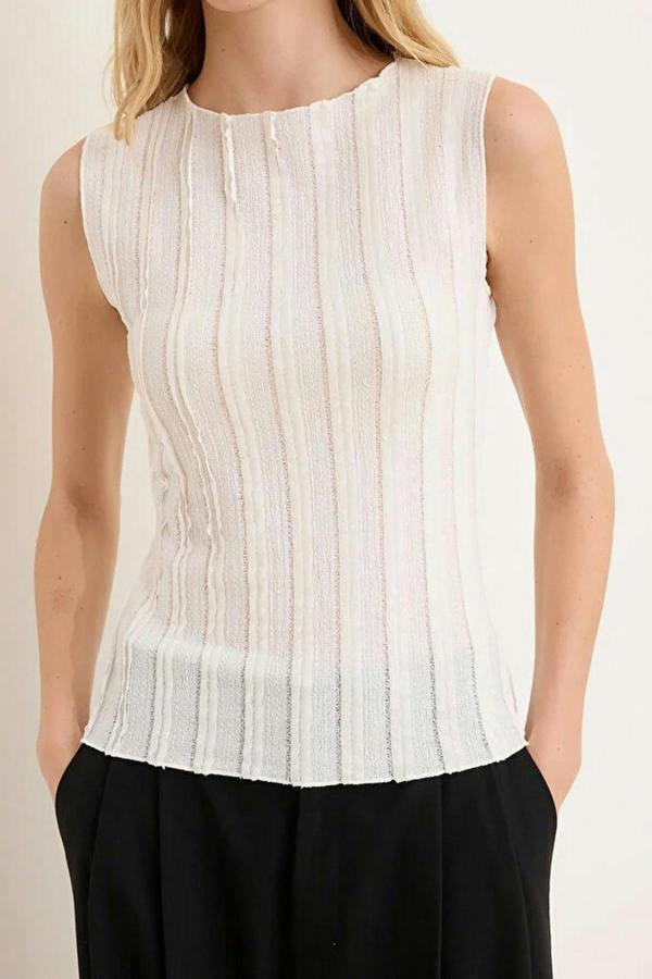 Fitted Sleeveless Textured Knit Blouse