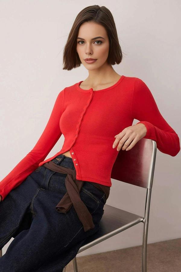 WOVCOR Full Front Snap Fitted Knit Blouse