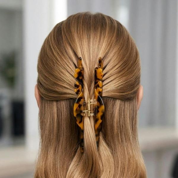 Gold Trip Tortoiseshell Stretching Cat Claw Clip