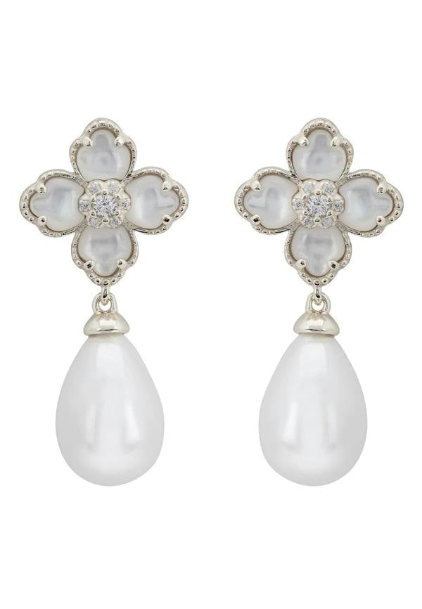 Pearl and clover earrings.
