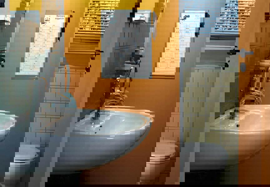 Durable DURAFRAME NOTE Adhesive Magnetic Document Frame + Pen Holder | A4 Silver