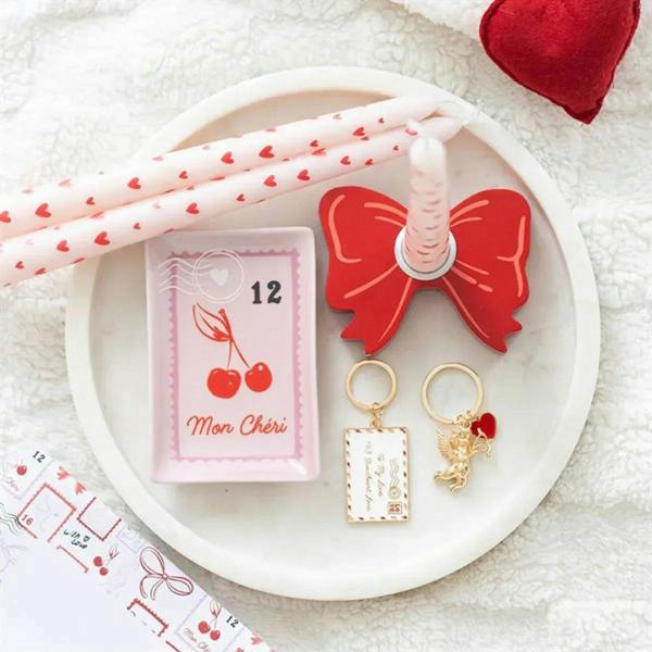 Heart-and-bow charm keyring with square enamel letter card and gold tone rings