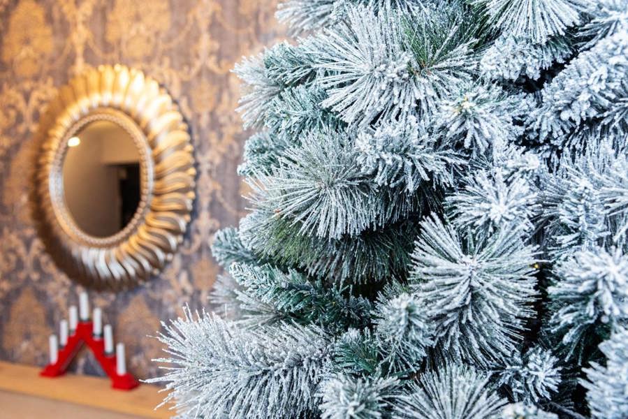 4FT to 8FT Snow Covered Helsinki Fir Artificial Christmas Trees with Hinged Design and Metal Base image 6