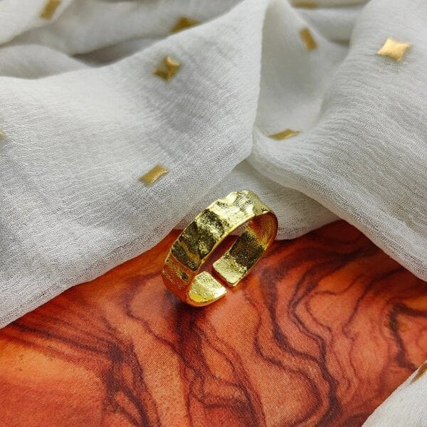 The Colourful Aura Adjustable Gold Hammered Bohemian Midi Foil Band Toe Ring