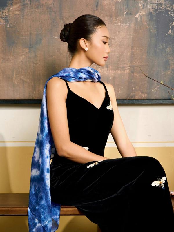 Indigo Shibori Silk Scarf – Hand-Dyed Mulberry Silk, Headscarf & Evening Wrap