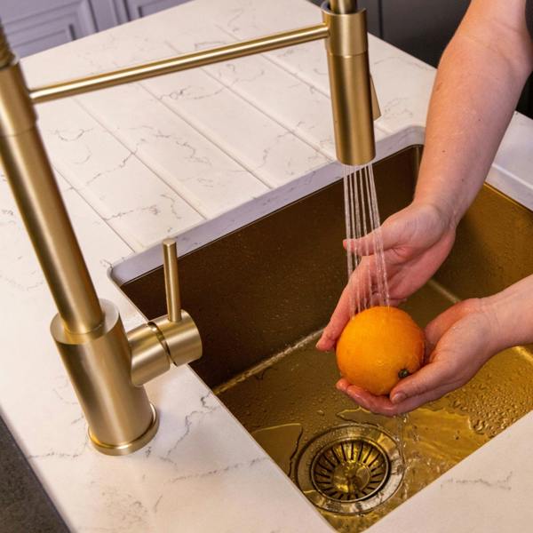 Flode Fjädra | Pull Out Kitchen Sink Mixer Tap | Spring Style Mixer Tap | Brushed Brass | Square Head